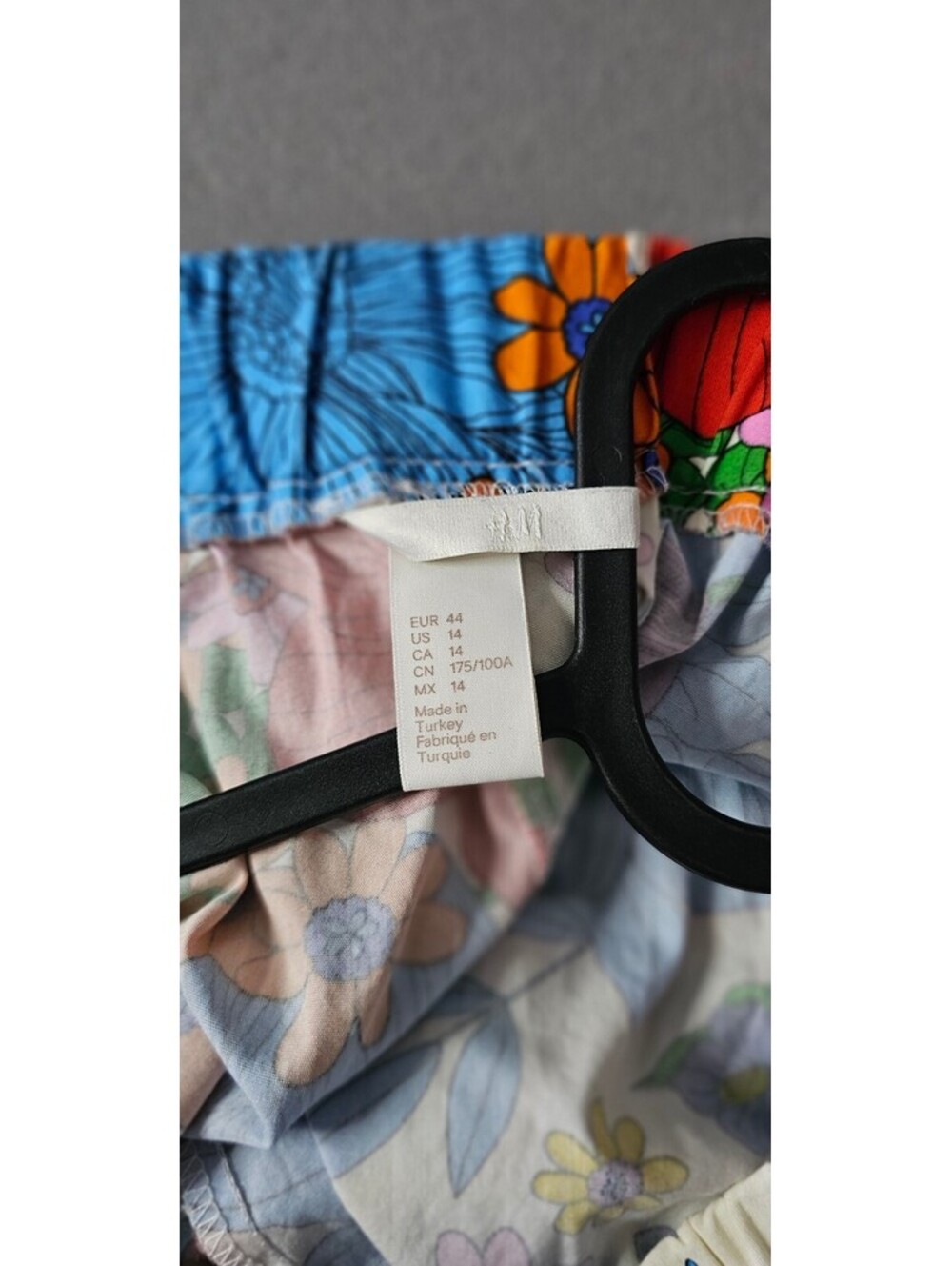 H&M multicolored floral off-shoulder blouse  Size 14  featuring puff sleeves - Picture 3 of 3